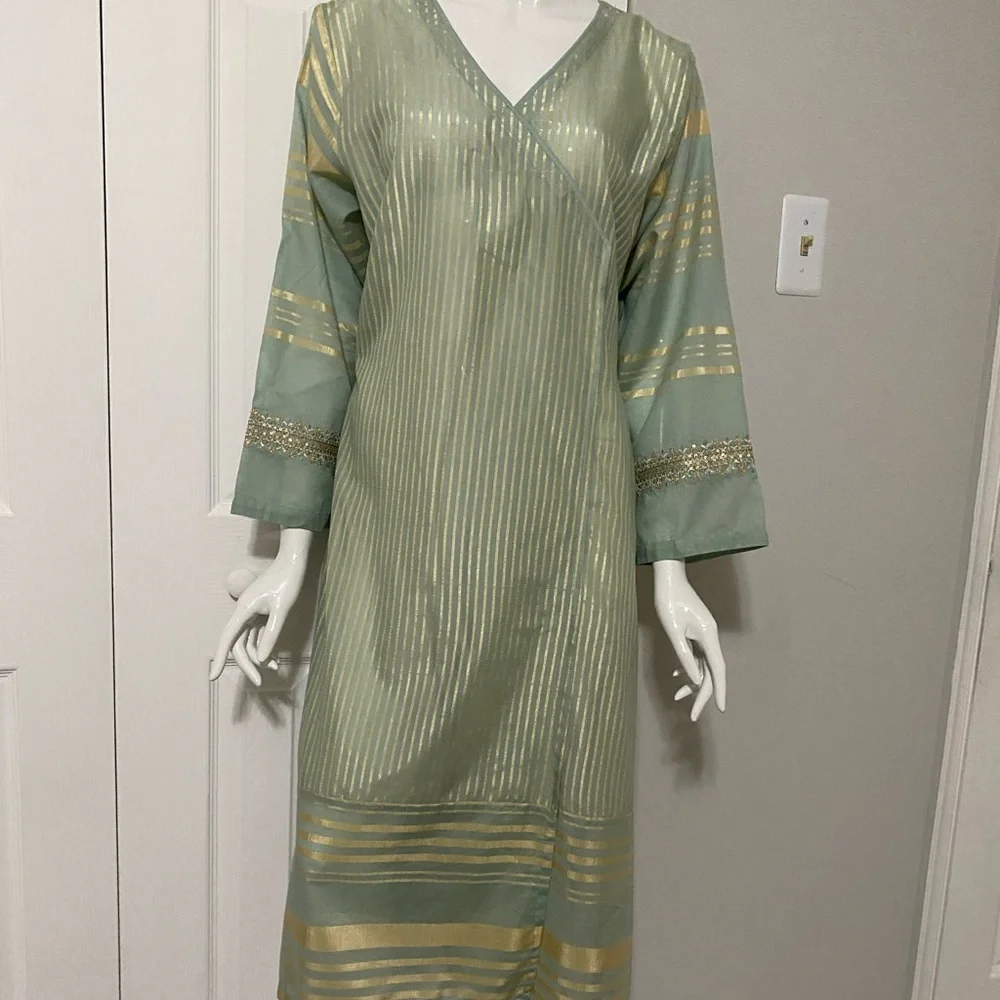 Dresses - Picture 3 of 3